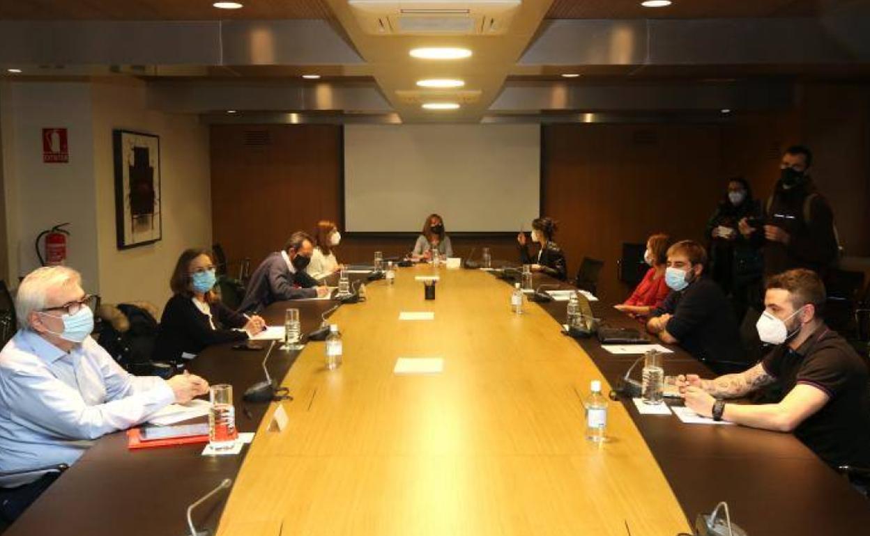 Reunión en Oviedo entre PSOE, Podemos e IU en búsqueda de un acuerdo para aprobar las cuentas. 