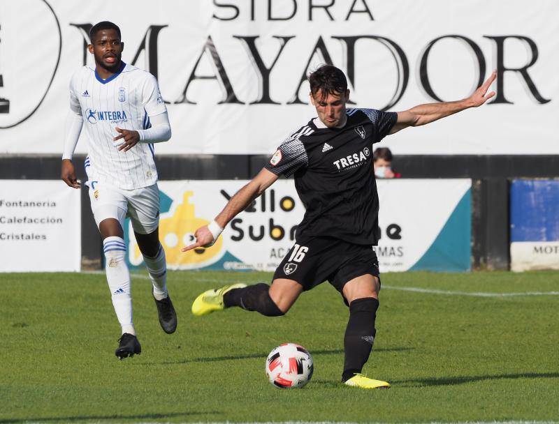 El partido en imágenes entre el Lealtad y el Vetusta disputado este domingo en Les Caleyes, que se saldó con un empate a cero.