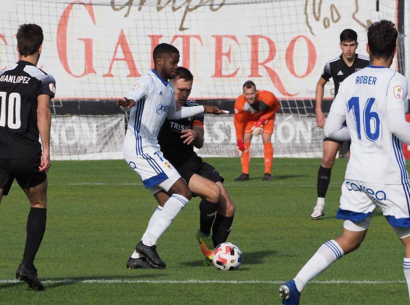El partido en imágenes entre el Lealtad y el Vetusta disputado este domingo en Les Caleyes, que se saldó con un empate a cero.