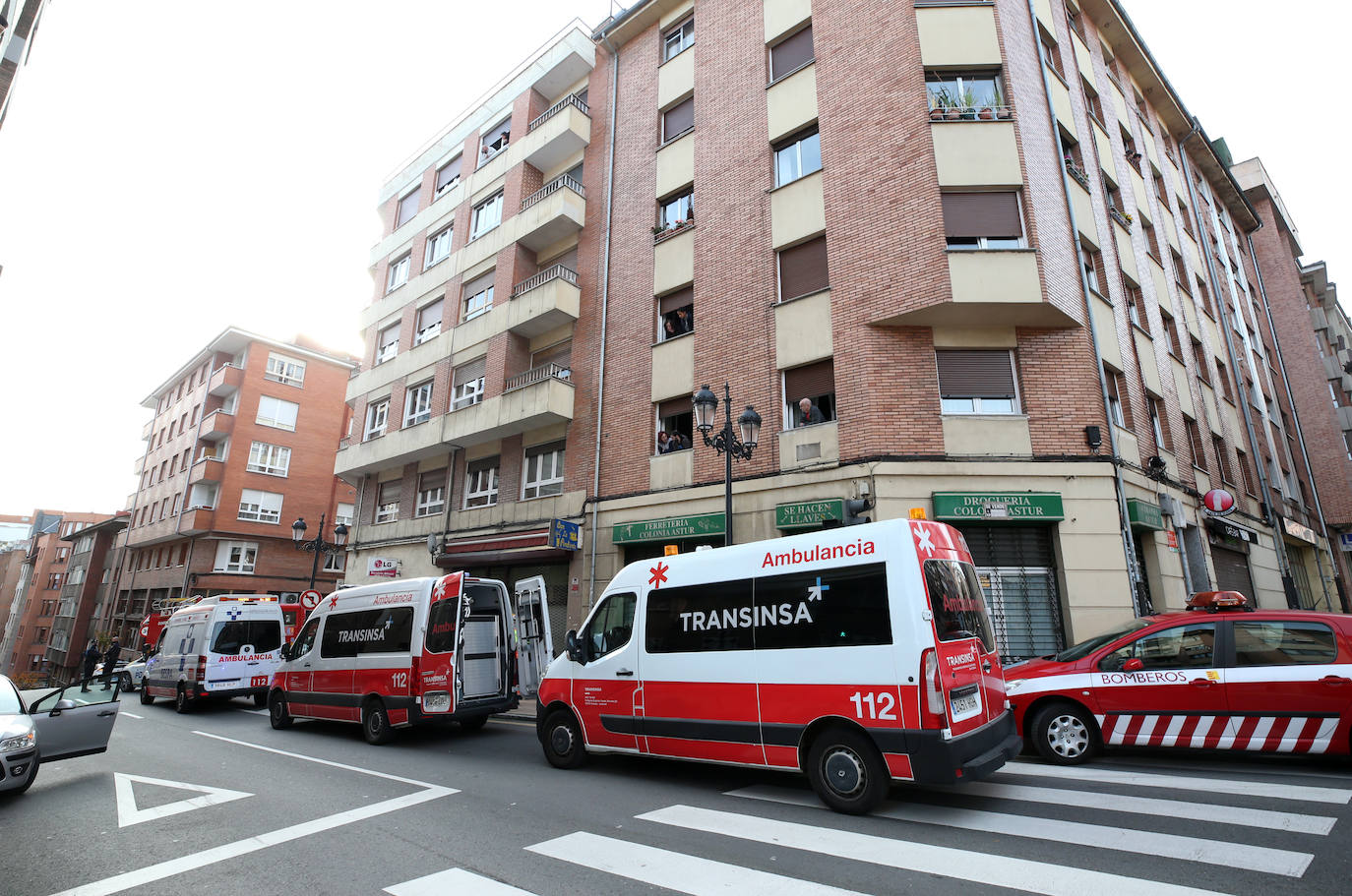 Dos personas tuvieron que ser trasladadas este domingo al HUCA a consecuencia de un incendio que se declaró en un bloque de viviendas en la calle Teodoro Cuesta de Ciudad Naranco.