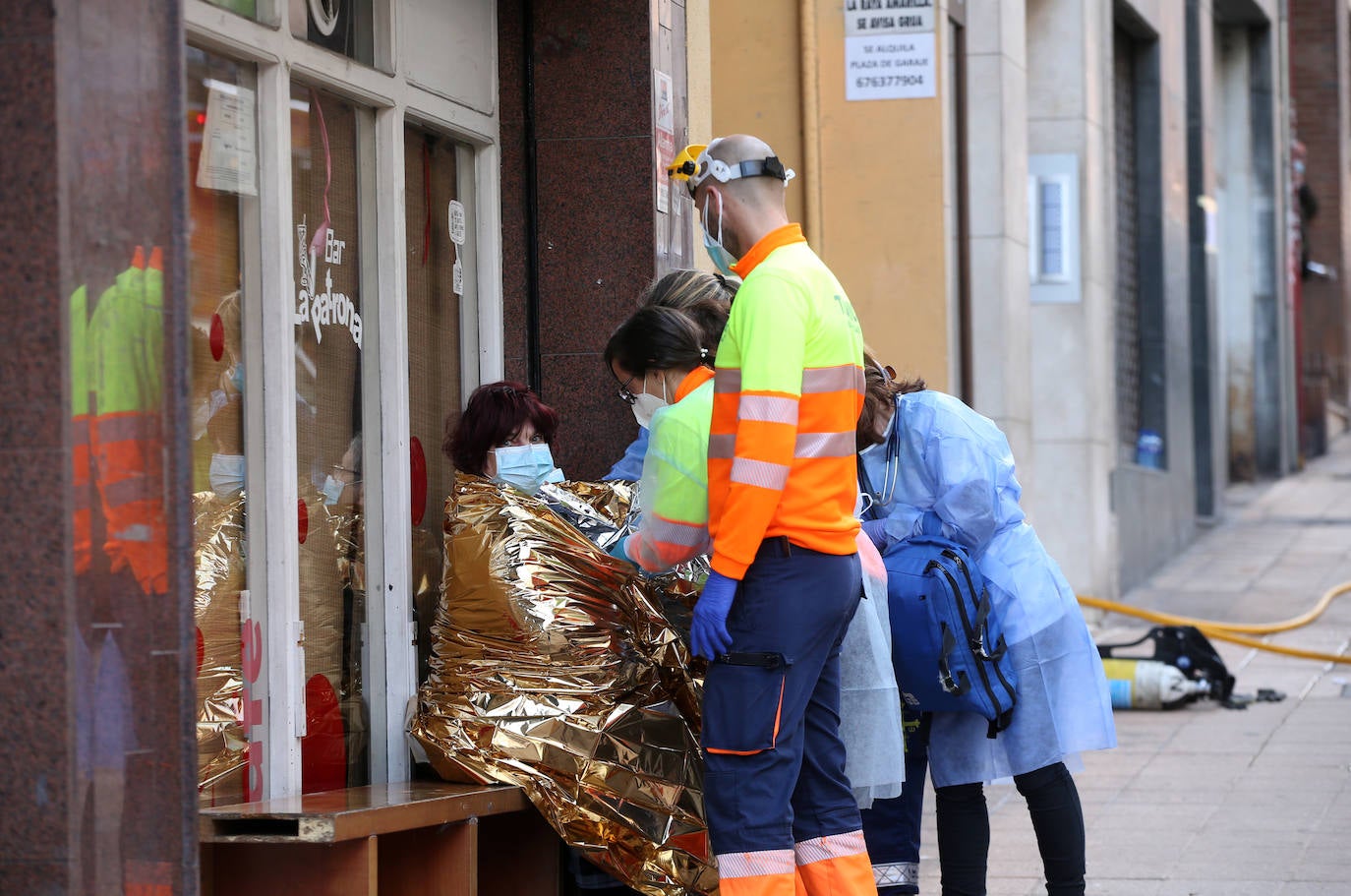 Dos personas tuvieron que ser trasladadas este domingo al HUCA a consecuencia de un incendio que se declaró en un bloque de viviendas en la calle Teodoro Cuesta de Ciudad Naranco.