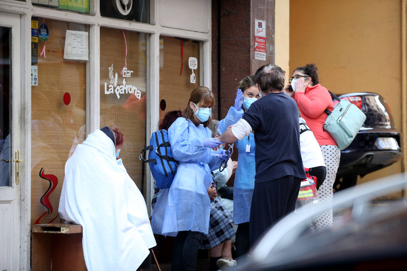 Dos personas tuvieron que ser trasladadas este domingo al HUCA a consecuencia de un incendio que se declaró en un bloque de viviendas en la calle Teodoro Cuesta de Ciudad Naranco.