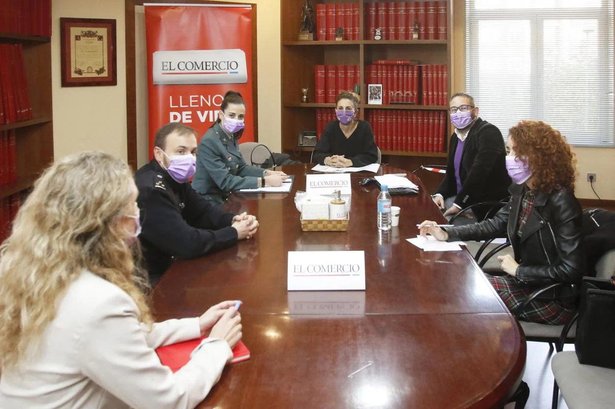 De izquierda a derecha: Leticia Álvarez, jefa de Información de EL COMERCIO; Mario Busto, jefe de la Unidad de Familia y Mujer (Ufam) de la Comisaría de Policía de Gijón; Raquel Álvarez, especialista del Equipo Mujer y Menor (Emume) de la Guardia Civil; Teresa Domínguez, jefa de la unidad de violencia de Delegación del Gobierno; Julio Martínez Zahonero, juez del Juzgado de Instrucción número 3 de Gijón y coordinador en Asturias de Jueces para la Democracia; y Almudena López, portavoz de Abogadas para la Igualdad. 