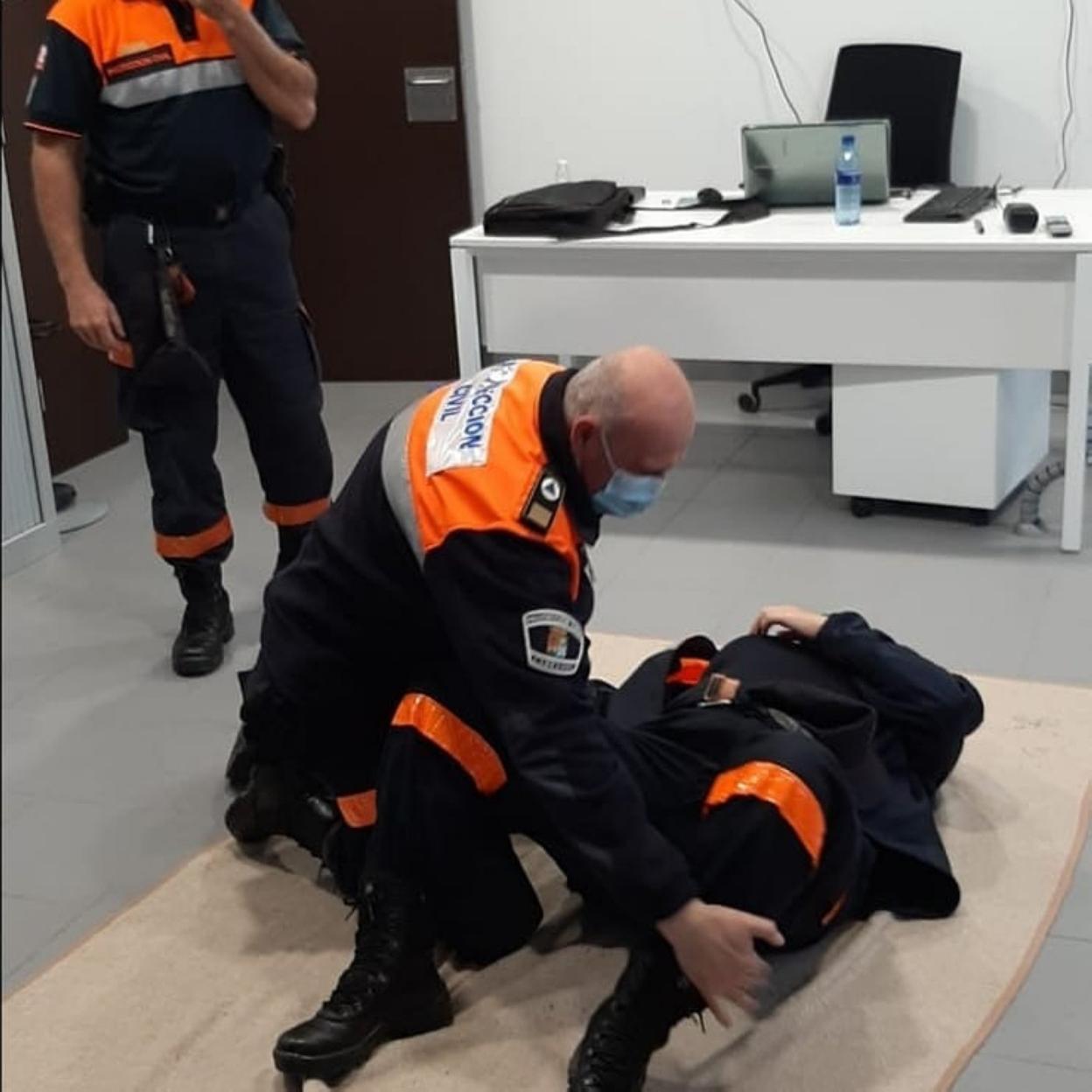 Un voluntario de Protección Civil, durante las prácticas. 