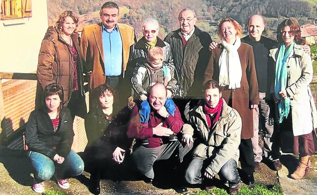 Fonso y Oliva, en el centro, rodeados de su familia en sus bodas de oro, en 2005 en L´Alcibíu.