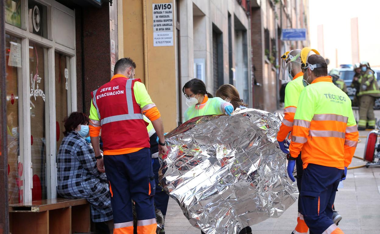 Una mujer es atendida tras el incendio de este domingo en Oviedo. 