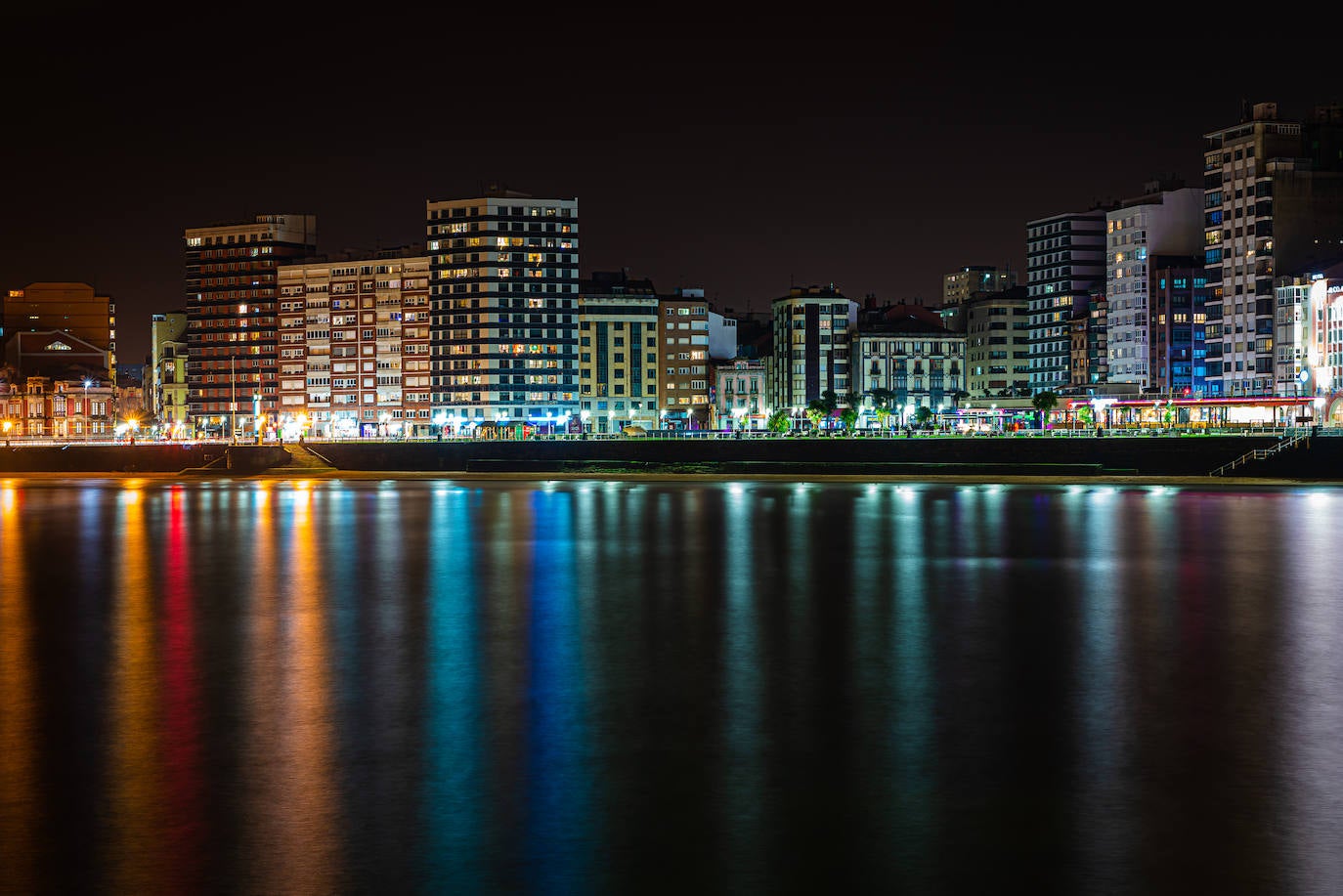 Estas cien imágenes son una selección de las fotografías captadas por los asturianos a lo largo de este año y que optaron a formar parte del calendario 'Escenas de Asturias', el concurso convocado por EL COMERCIO con el patrocinio del grupo El Gaitero. 