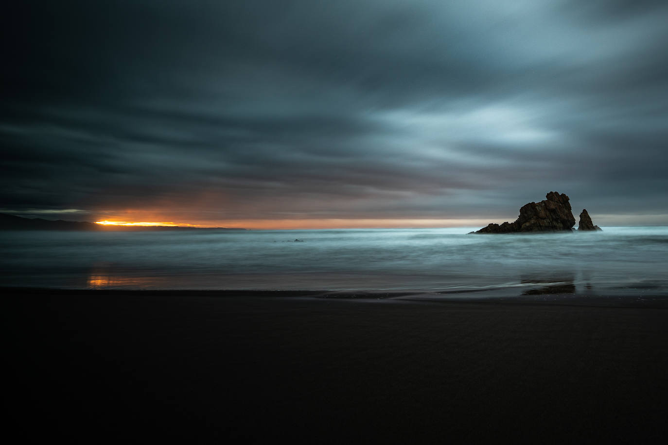 Estas cien imágenes son una selección de las fotografías captadas por los asturianos a lo largo de este año y que optaron a formar parte del calendario 'Escenas de Asturias', el concurso convocado por EL COMERCIO con el patrocinio del grupo El Gaitero. 