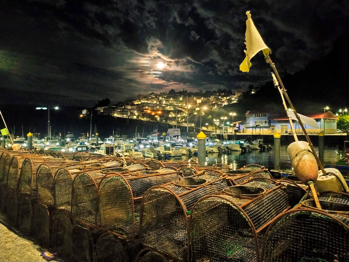 Estas cien imágenes son una selección de las fotografías captadas por los asturianos a lo largo de este año y que optaron a formar parte del calendario 'Escenas de Asturias', el concurso convocado por EL COMERCIO con el patrocinio del grupo El Gaitero. 