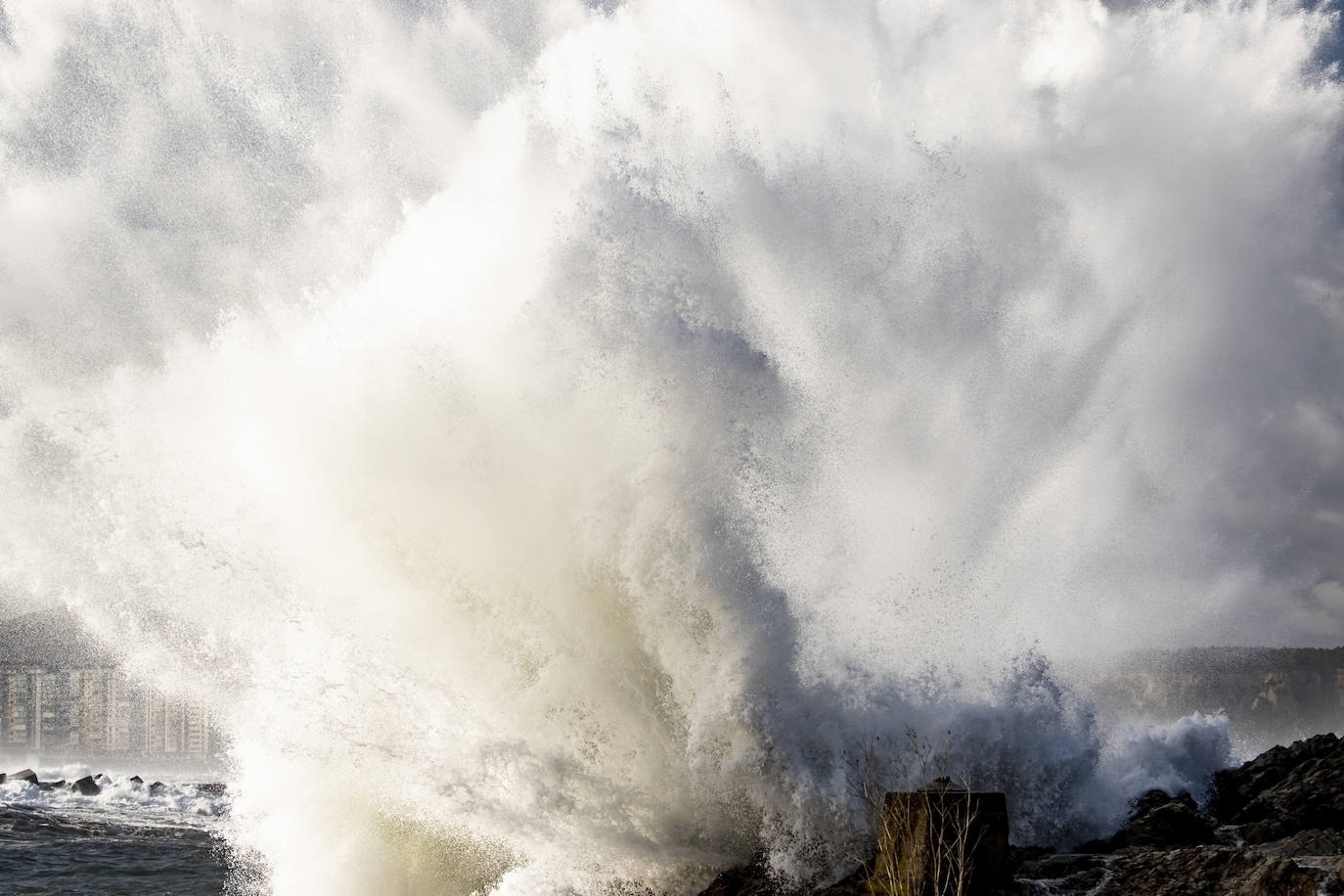 Estas cien imágenes son una selección de las fotografías captadas por los asturianos a lo largo de este año y que optaron a formar parte del calendario 'Escenas de Asturias', el concurso convocado por EL COMERCIO con el patrocinio del grupo El Gaitero. 
