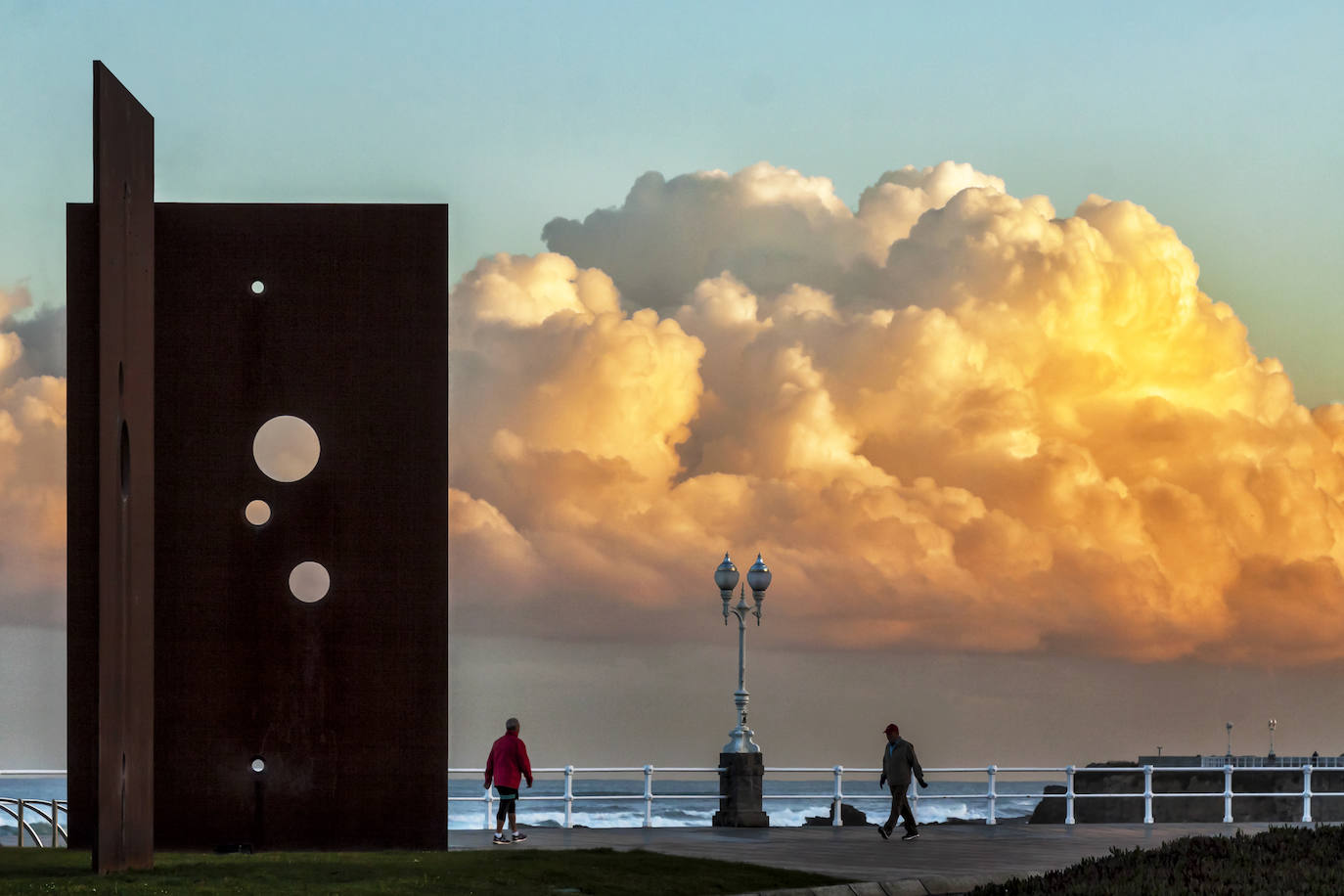 Estas cien imágenes son una selección de las fotografías captadas por los asturianos a lo largo de este año y que optaron a formar parte del calendario 'Escenas de Asturias', el concurso convocado por EL COMERCIO con el patrocinio del grupo El Gaitero. 