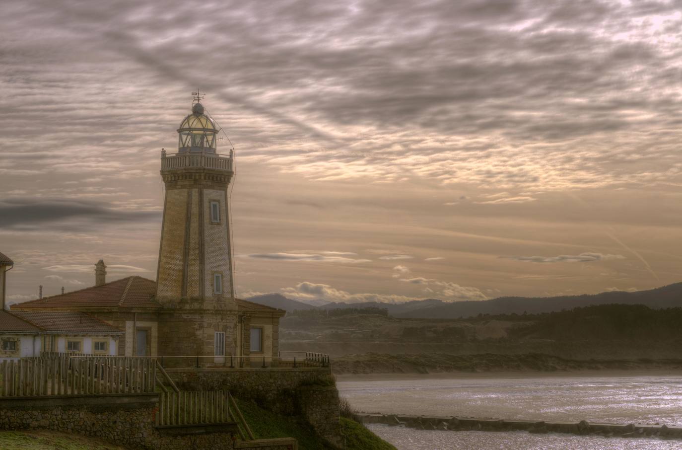 Estas cien imágenes son una selección de las fotografías captadas por los asturianos a lo largo de este año y que optaron a formar parte del calendario 'Escenas de Asturias', el concurso convocado por EL COMERCIO con el patrocinio del grupo El Gaitero. 