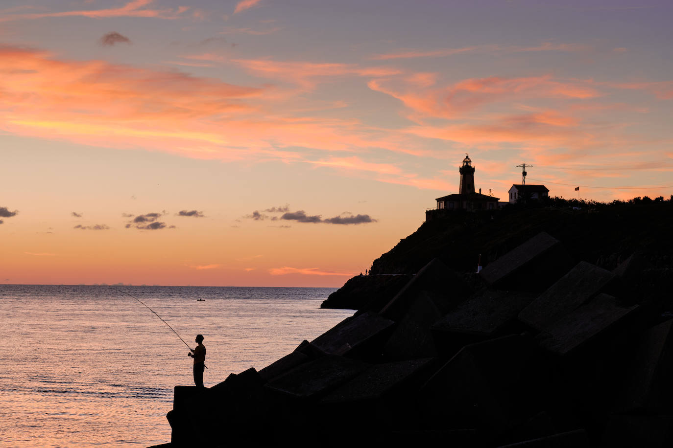 Estas cien imágenes son una selección de las fotografías captadas por los asturianos a lo largo de este año y que optaron a formar parte del calendario 'Escenas de Asturias', el concurso convocado por EL COMERCIO con el patrocinio del grupo El Gaitero. 