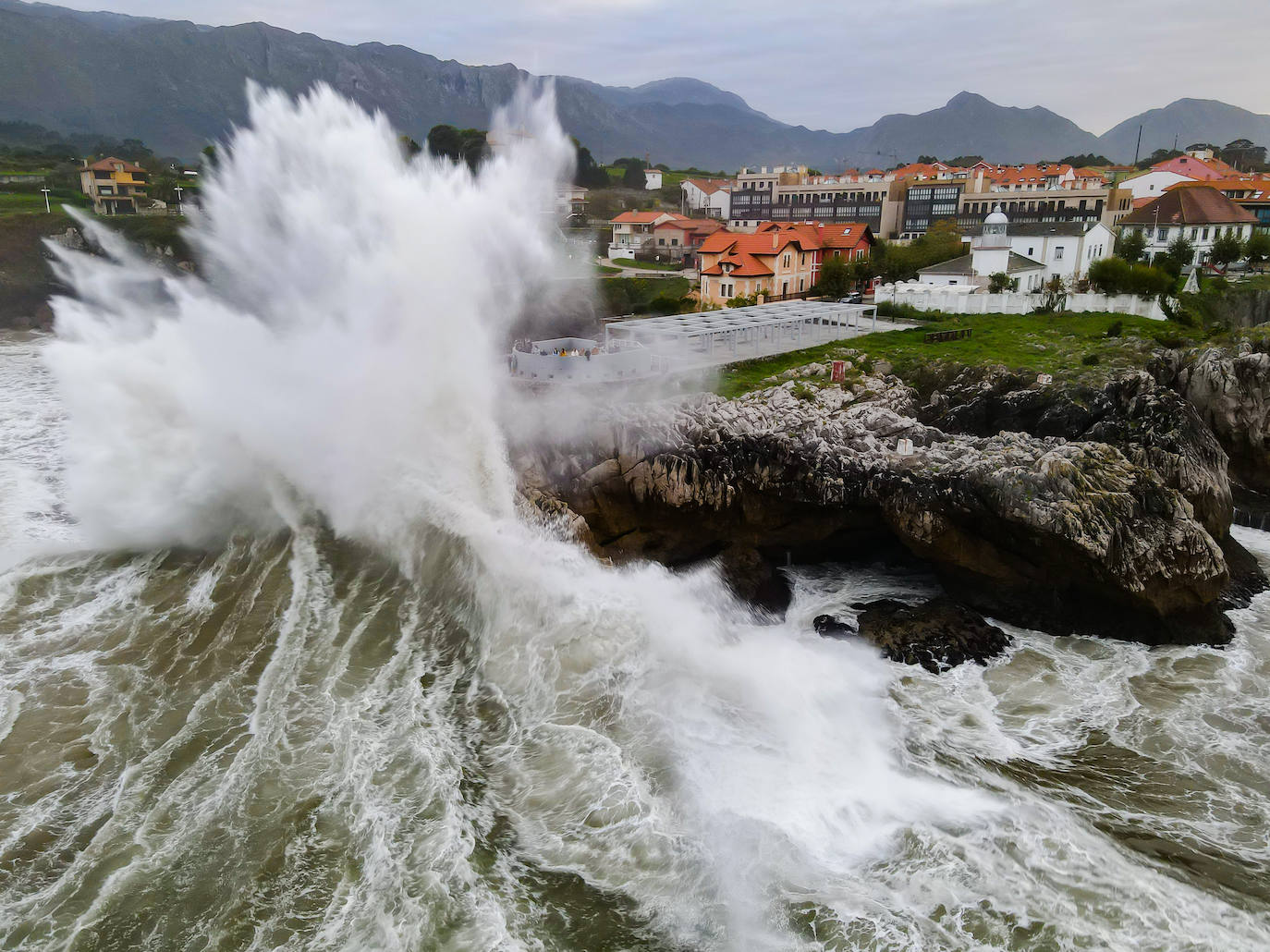 Estas cien imágenes son una selección de las fotografías captadas por los asturianos a lo largo de este año y que optaron a formar parte del calendario 'Escenas de Asturias', el concurso convocado por EL COMERCIO con el patrocinio del grupo El Gaitero. 