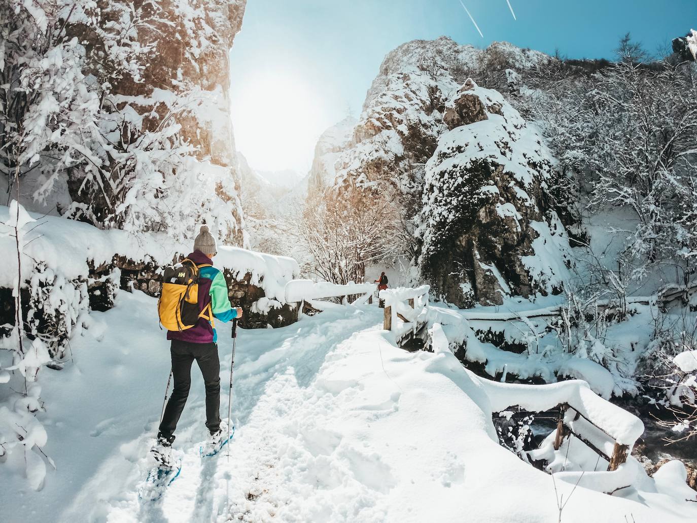 Estas cien imágenes son una selección de las fotografías captadas por los asturianos a lo largo de este año y que optaron a formar parte del calendario 'Escenas de Asturias', el concurso convocado por EL COMERCIO con el patrocinio del grupo El Gaitero. 