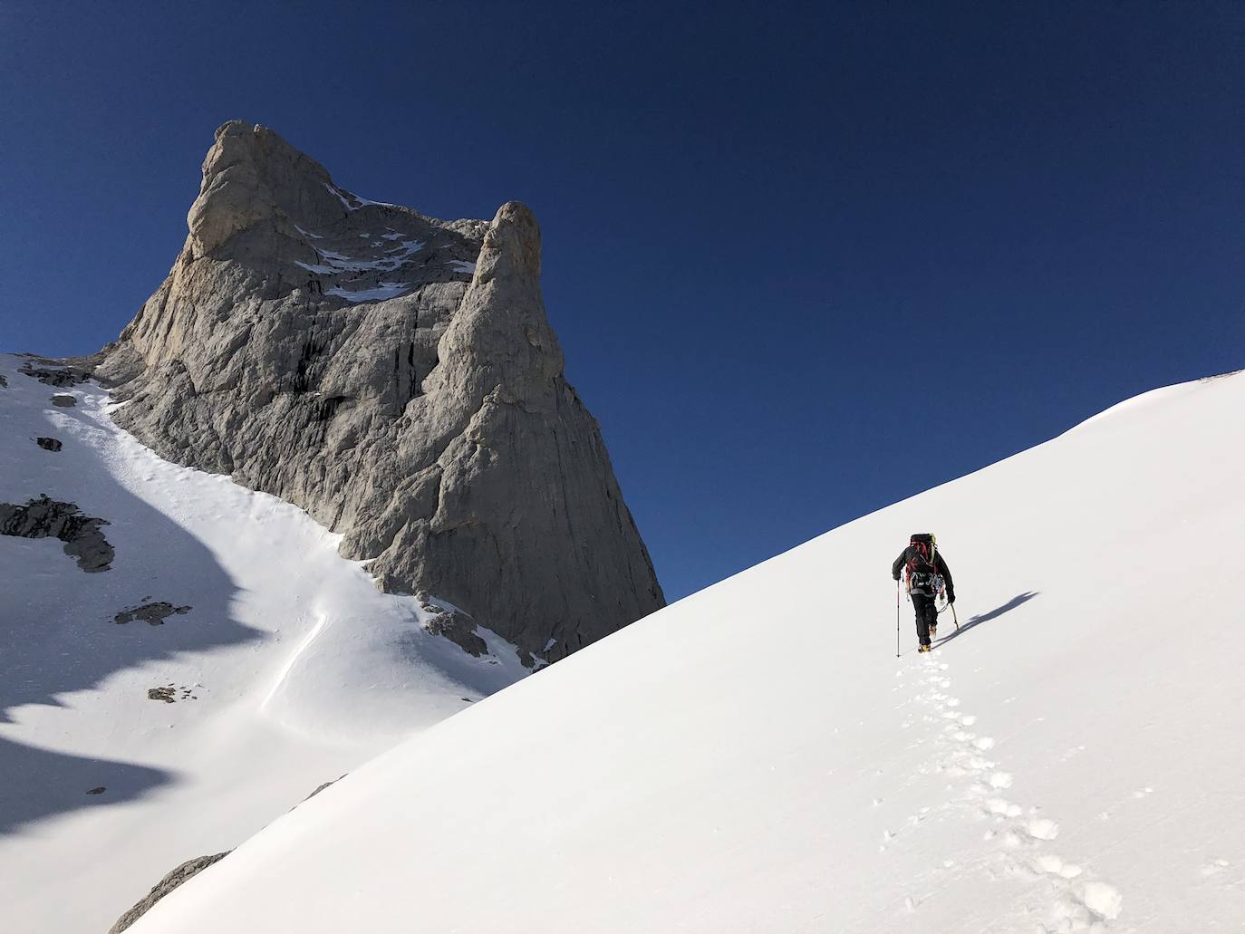 Estas cien imágenes son una selección de las fotografías captadas por los asturianos a lo largo de este año y que optaron a formar parte del calendario 'Escenas de Asturias', el concurso convocado por EL COMERCIO con el patrocinio del grupo El Gaitero. 