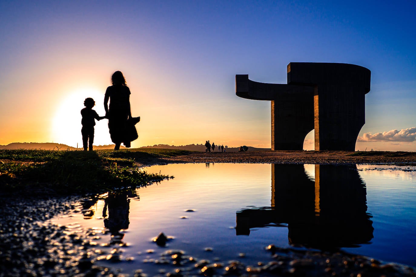 Estas cien imágenes son una selección de las fotografías captadas por los asturianos a lo largo de este año y que optaron a formar parte del calendario 'Escenas de Asturias', el concurso convocado por EL COMERCIO con el patrocinio del grupo El Gaitero. 