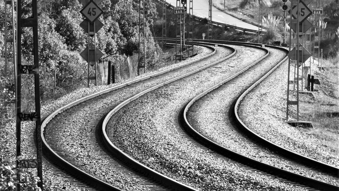 Estas cien imágenes son una selección de las fotografías captadas por los asturianos a lo largo de este año y que optaron a formar parte del calendario 'Escenas de Asturias', el concurso convocado por EL COMERCIO con el patrocinio del grupo El Gaitero. 
