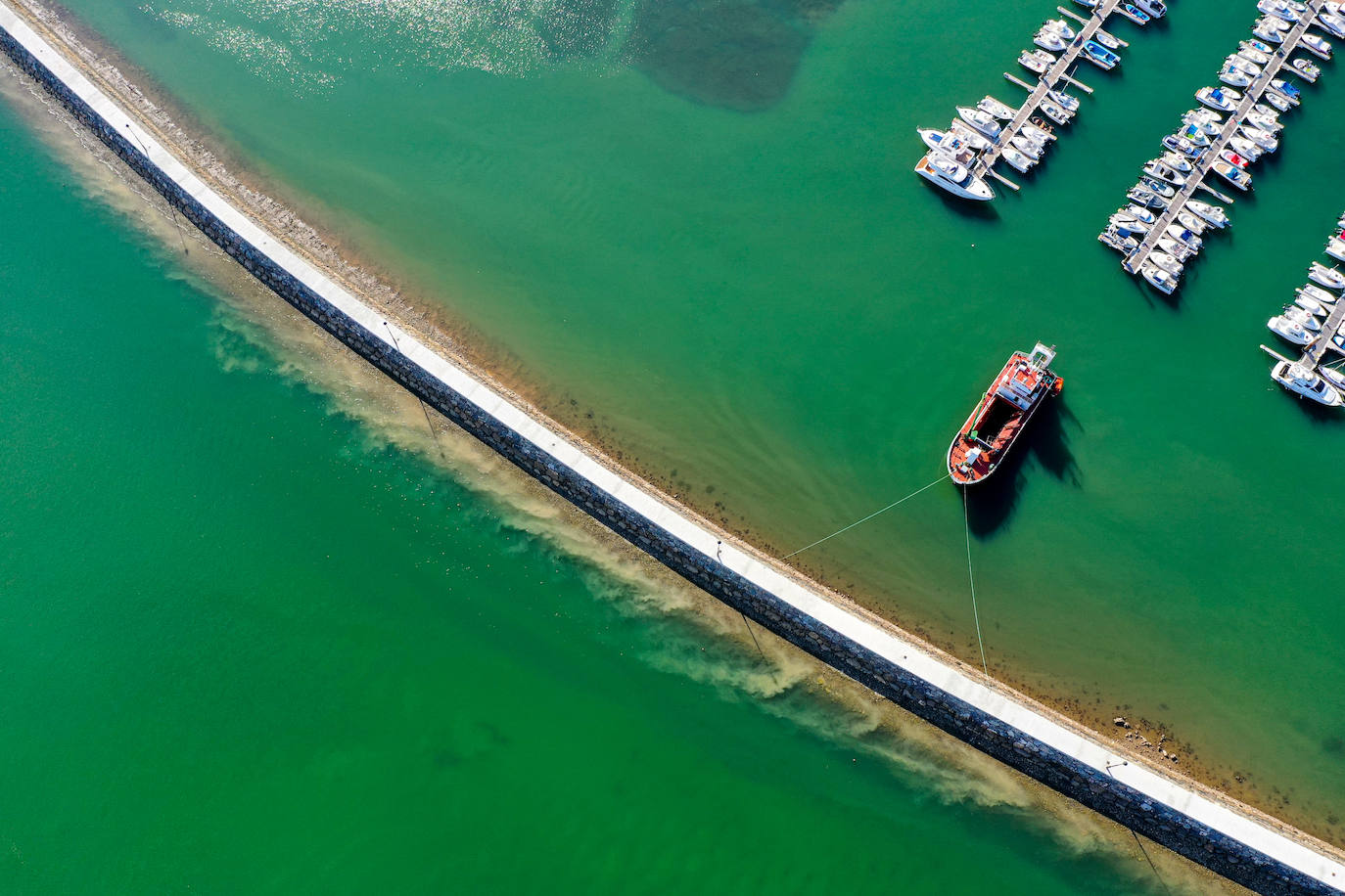 Estas cien imágenes son una selección de las fotografías captadas por los asturianos a lo largo de este año y que optaron a formar parte del calendario 'Escenas de Asturias', el concurso convocado por EL COMERCIO con el patrocinio del grupo El Gaitero. 