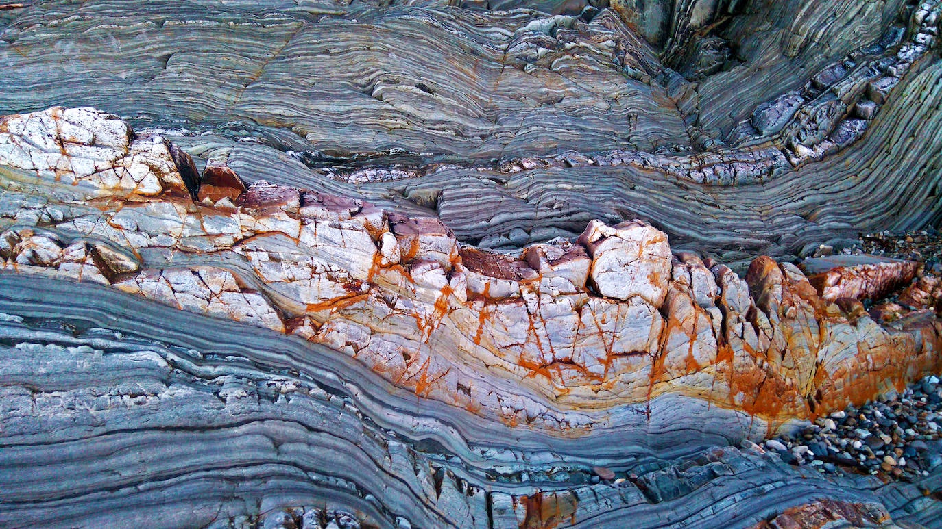 Estas cien imágenes son una selección de las fotografías captadas por los asturianos a lo largo de este año y que optaron a formar parte del calendario 'Escenas de Asturias', el concurso convocado por EL COMERCIO con el patrocinio del grupo El Gaitero. 
