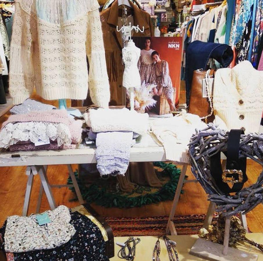 La mayoría de prendas de esta otra tienda avilesina están orientadas a una moda urbana, aunque con la llegada del frío asturiano el punto también se ha convertido en el verdadero protagonista: "Ahora nos funciona mucho el tema del punto y de los jerséis" nos asegura su dueña Laura Blanco.