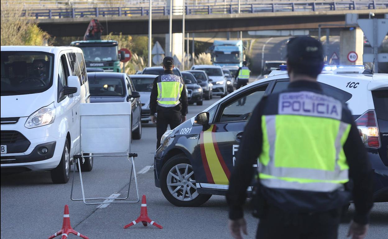 Control policial para comprobar que quienes entran a la ciudad cumplen las excepciones del cierre perimetral.