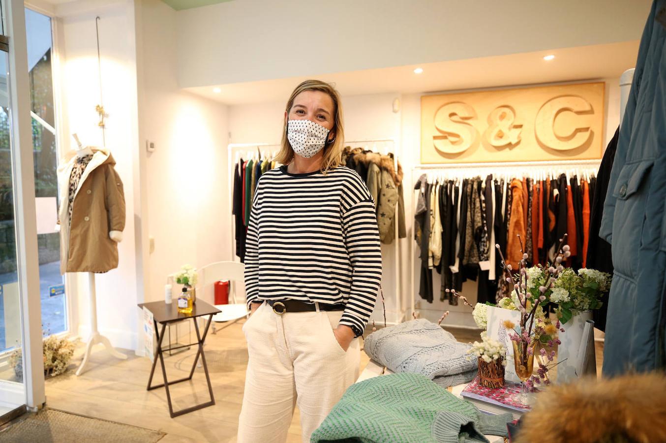 Sandra Pérez lleva cinco años y medio al frente de su tienda de San and Coco en Oviedo, una tienda con mucho estilo francés pero que cada vez cuenta con más moda y diseño español: "Trabajo muchas marcas francesas, pero cada vez estoy incluyendo más marcas españolas porque me apetece tener más producto español, sobre todo ahora que es momento de impulsar al pequeño comercio y a este tipo de marcas", explica.