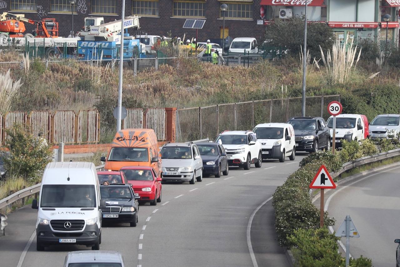 La hostelería intensifica sus movilizaciones. Hoy, una caravana a la que se han sumado también los proveedores del sector, ha colapsado el centro de Gijón en protesta por una situación «angustiosa e inaguantable».