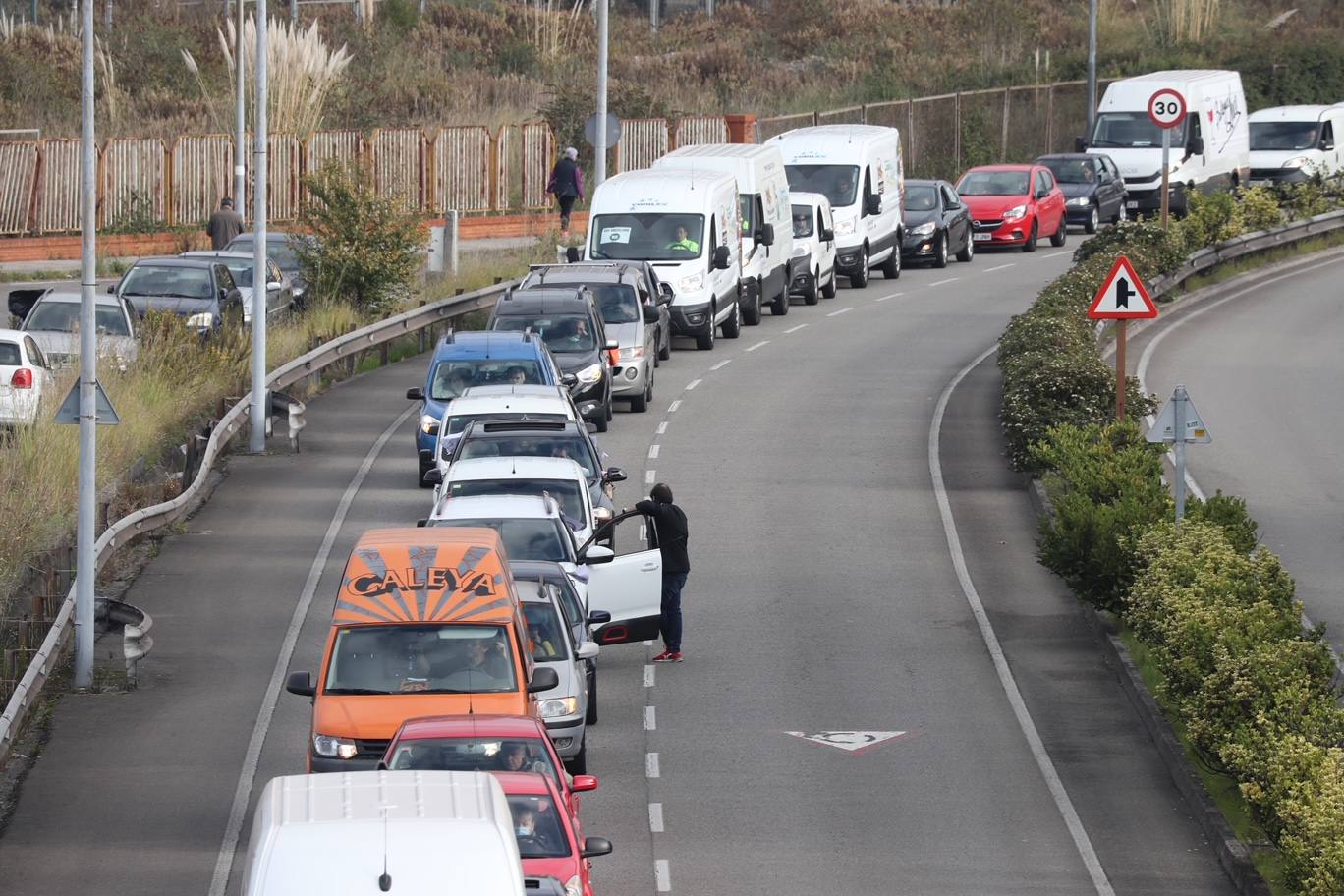 La hostelería intensifica sus movilizaciones. Hoy, una caravana a la que se han sumado también los proveedores del sector, ha colapsado el centro de Gijón en protesta por una situación «angustiosa e inaguantable».