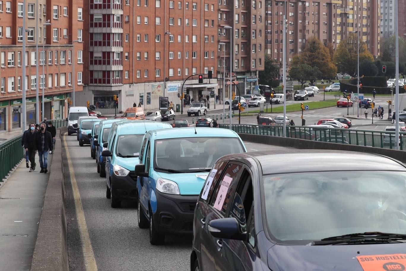 La hostelería intensifica sus movilizaciones. Hoy, una caravana a la que se han sumado también los proveedores del sector, ha colapsado el centro de Gijón en protesta por una situación «angustiosa e inaguantable».