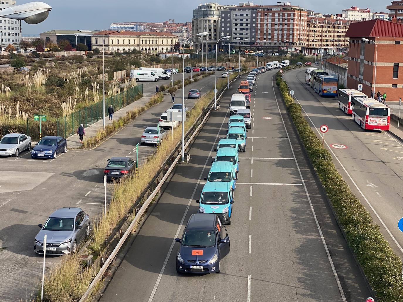 La hostelería intensifica sus movilizaciones. Hoy, una caravana a la que se han sumado también los proveedores del sector, ha colapsado el centro de Gijón en protesta por una situación «angustiosa e inaguantable».