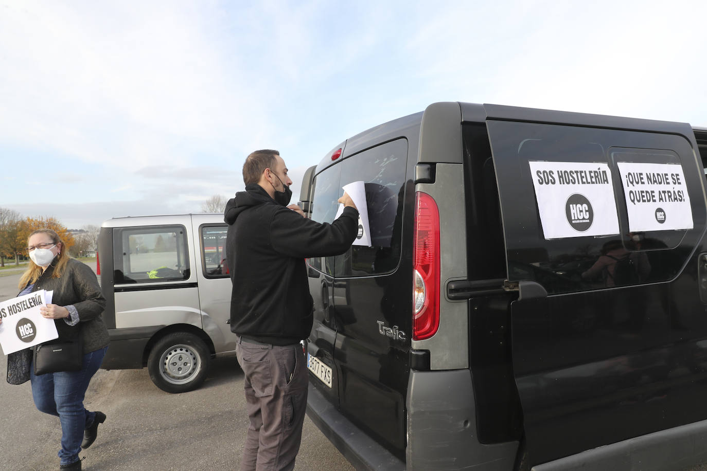 La hostelería intensifica sus movilizaciones. Hoy, una caravana a la que se han sumado también los proveedores del sector, ha colapsado el centro de Gijón en protesta por una situación «angustiosa e inaguantable».