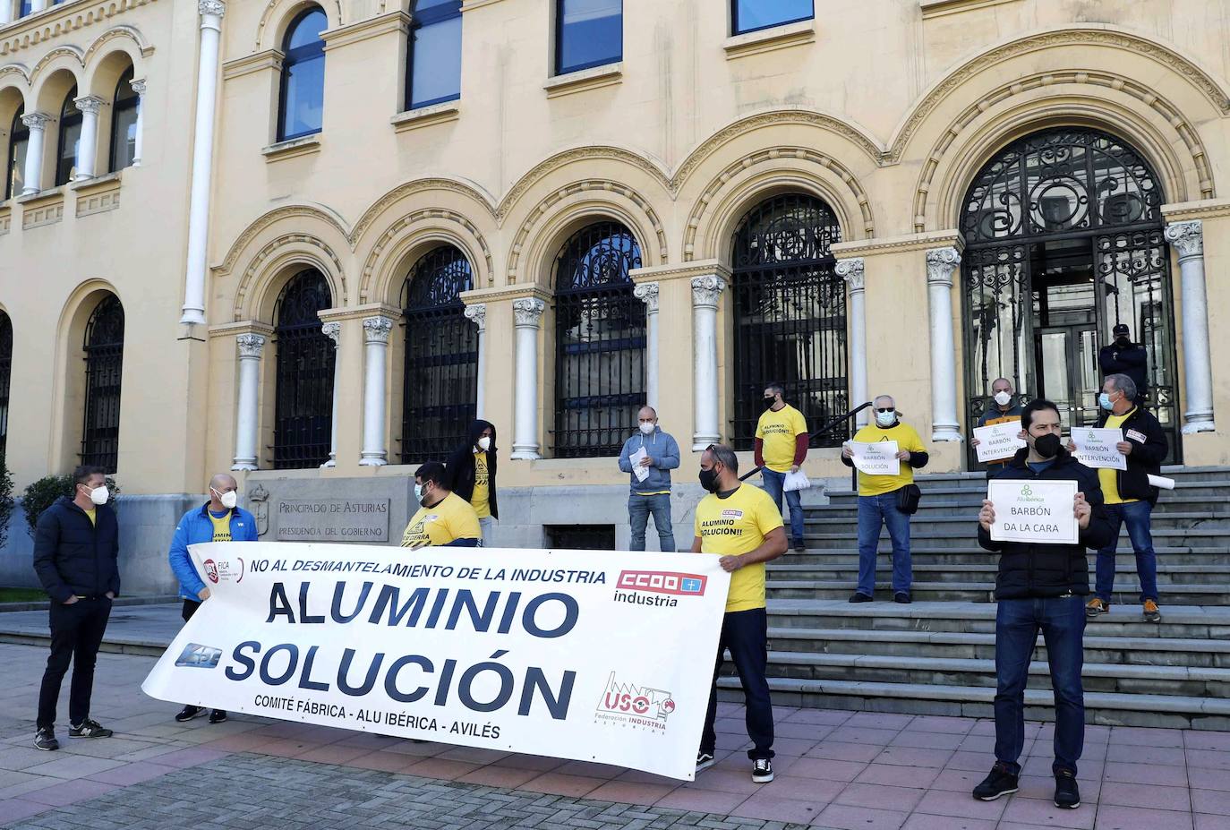 Miembros del comité de empresa de Alu Ibérica de Avilés concentrados frente a la sede de Presidencia del Principado hace apenas diez días