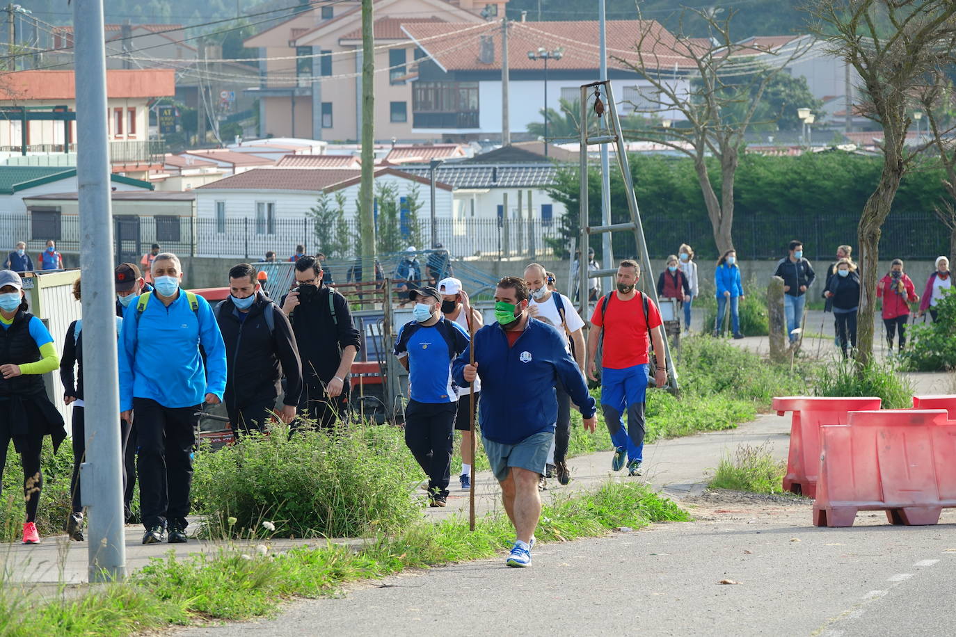 Más de medio centenar de hosteleros de Llanes se han reunido este martes para realizar una caminata de 22 kilómetros desde la villa hasta Nueva, pasando por Posada, para pedir su reapertura, tras casi un mes cerrados a causa de la segunda ola del coronavirus. «Necesitamos volver a trabajar, Llanes vive del turismo», reclamaban algunos participantes. 