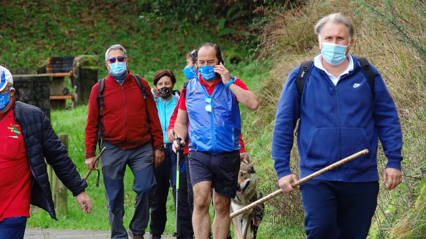 Más de medio centenar de hosteleros de Llanes se han reunido este martes para realizar una caminata de 22 kilómetros desde la villa hasta Nueva, pasando por Posada, para pedir su reapertura, tras casi un mes cerrados a causa de la segunda ola del coronavirus. «Necesitamos volver a trabajar, Llanes vive del turismo», reclamaban algunos participantes. 