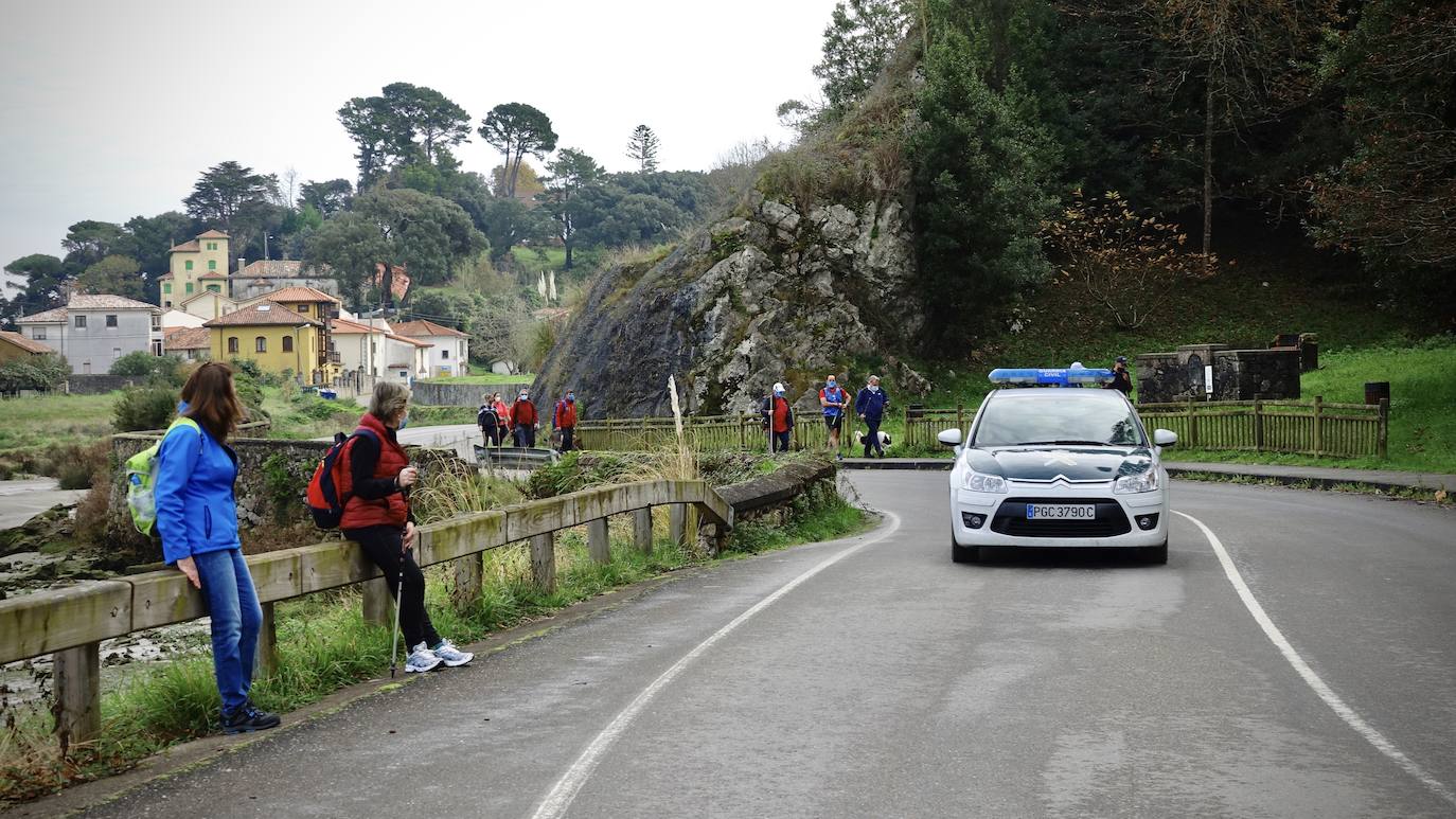 Más de medio centenar de hosteleros de Llanes se han reunido este martes para realizar una caminata de 22 kilómetros desde la villa hasta Nueva, pasando por Posada, para pedir su reapertura, tras casi un mes cerrados a causa de la segunda ola del coronavirus. «Necesitamos volver a trabajar, Llanes vive del turismo», reclamaban algunos participantes. 