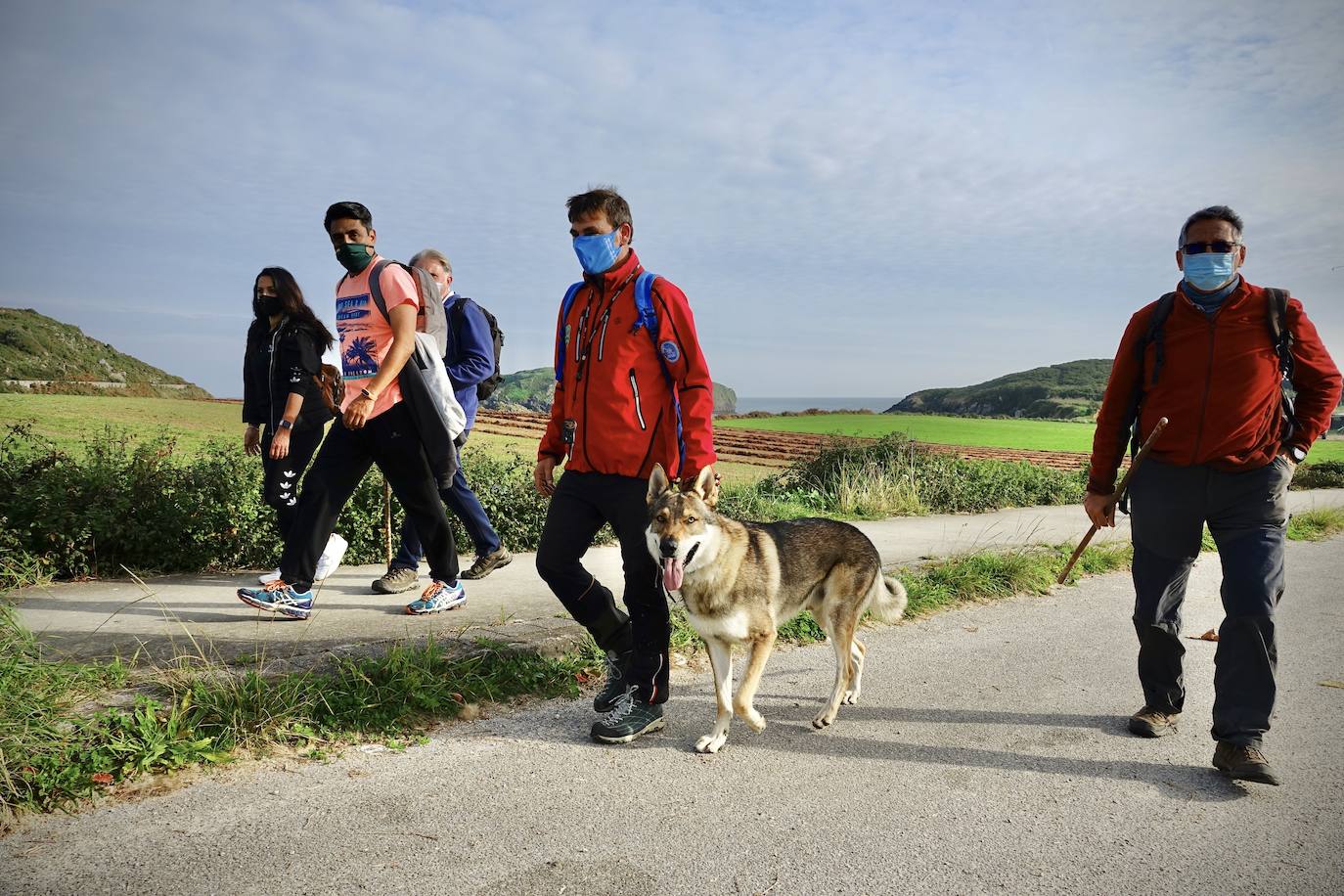 Más de medio centenar de hosteleros de Llanes se han reunido este martes para realizar una caminata de 22 kilómetros desde la villa hasta Nueva, pasando por Posada, para pedir su reapertura, tras casi un mes cerrados a causa de la segunda ola del coronavirus. «Necesitamos volver a trabajar, Llanes vive del turismo», reclamaban algunos participantes. 