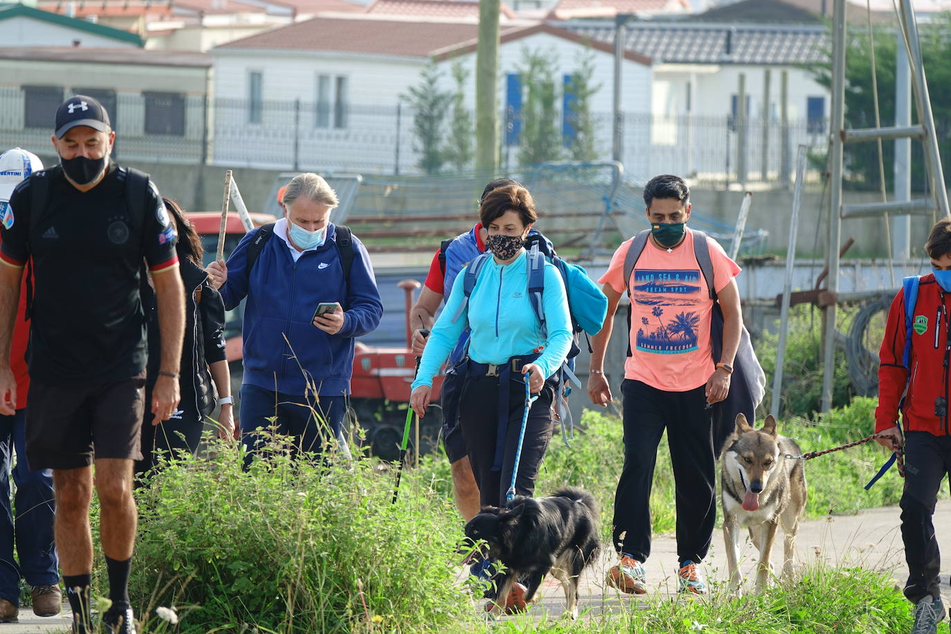 Más de medio centenar de hosteleros de Llanes se han reunido este martes para realizar una caminata de 22 kilómetros desde la villa hasta Nueva, pasando por Posada, para pedir su reapertura, tras casi un mes cerrados a causa de la segunda ola del coronavirus. «Necesitamos volver a trabajar, Llanes vive del turismo», reclamaban algunos participantes. 