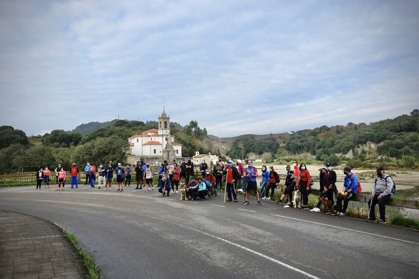 Más de medio centenar de hosteleros de Llanes se han reunido este martes para realizar una caminata de 22 kilómetros desde la villa hasta Nueva, pasando por Posada, para pedir su reapertura, tras casi un mes cerrados a causa de la segunda ola del coronavirus. «Necesitamos volver a trabajar, Llanes vive del turismo», reclamaban algunos participantes. 