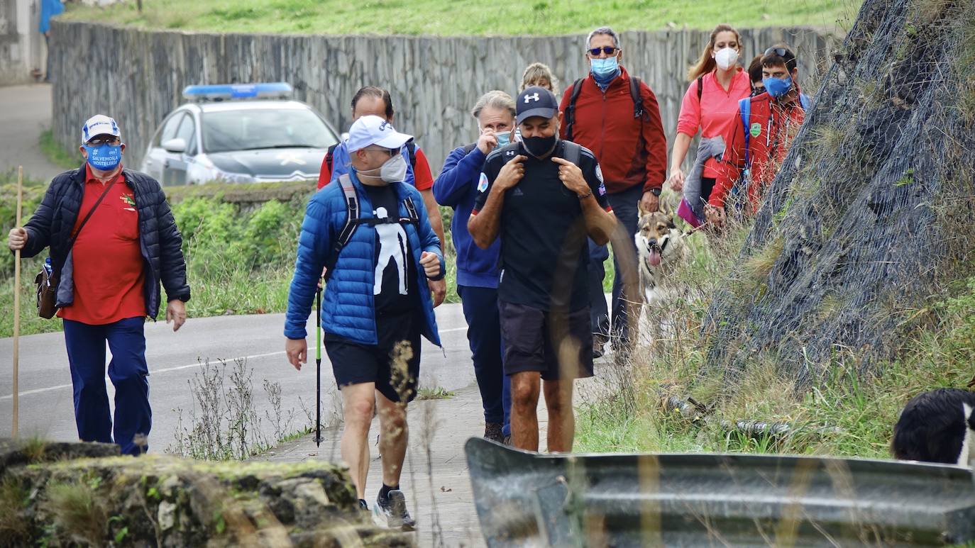 Más de medio centenar de hosteleros de Llanes se han reunido este martes para realizar una caminata de 22 kilómetros desde la villa hasta Nueva, pasando por Posada, para pedir su reapertura, tras casi un mes cerrados a causa de la segunda ola del coronavirus. «Necesitamos volver a trabajar, Llanes vive del turismo», reclamaban algunos participantes. 