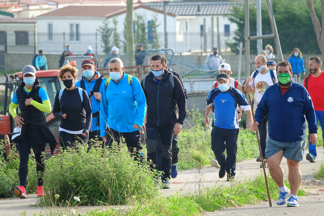 Más de medio centenar de hosteleros de Llanes se han reunido este martes para realizar una caminata de 22 kilómetros desde la villa hasta Nueva, pasando por Posada, para pedir su reapertura, tras casi un mes cerrados a causa de la segunda ola del coronavirus. «Necesitamos volver a trabajar, Llanes vive del turismo», reclamaban algunos participantes. 