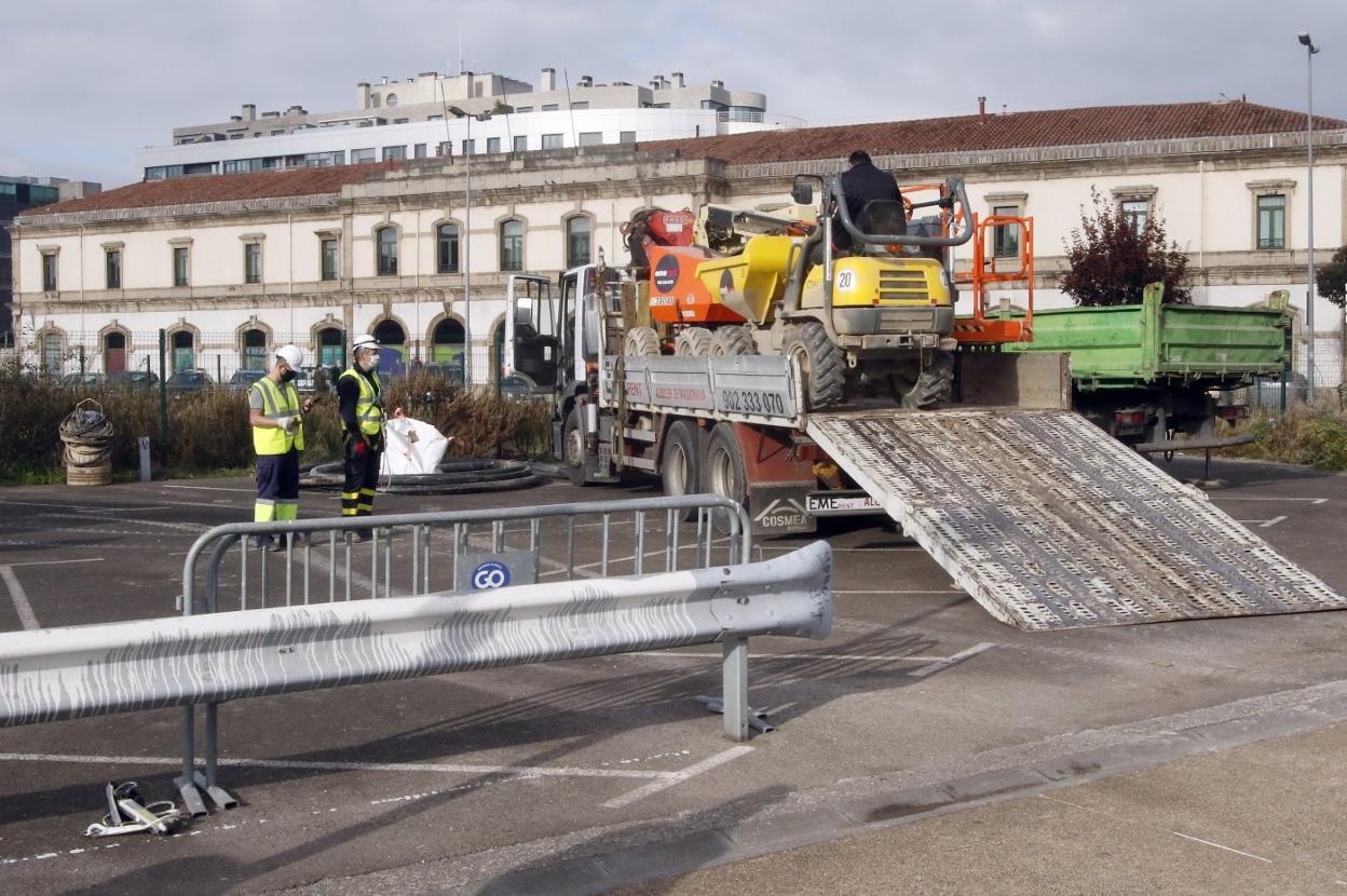 Retirada de la maquinaria del túnel, ayer. 