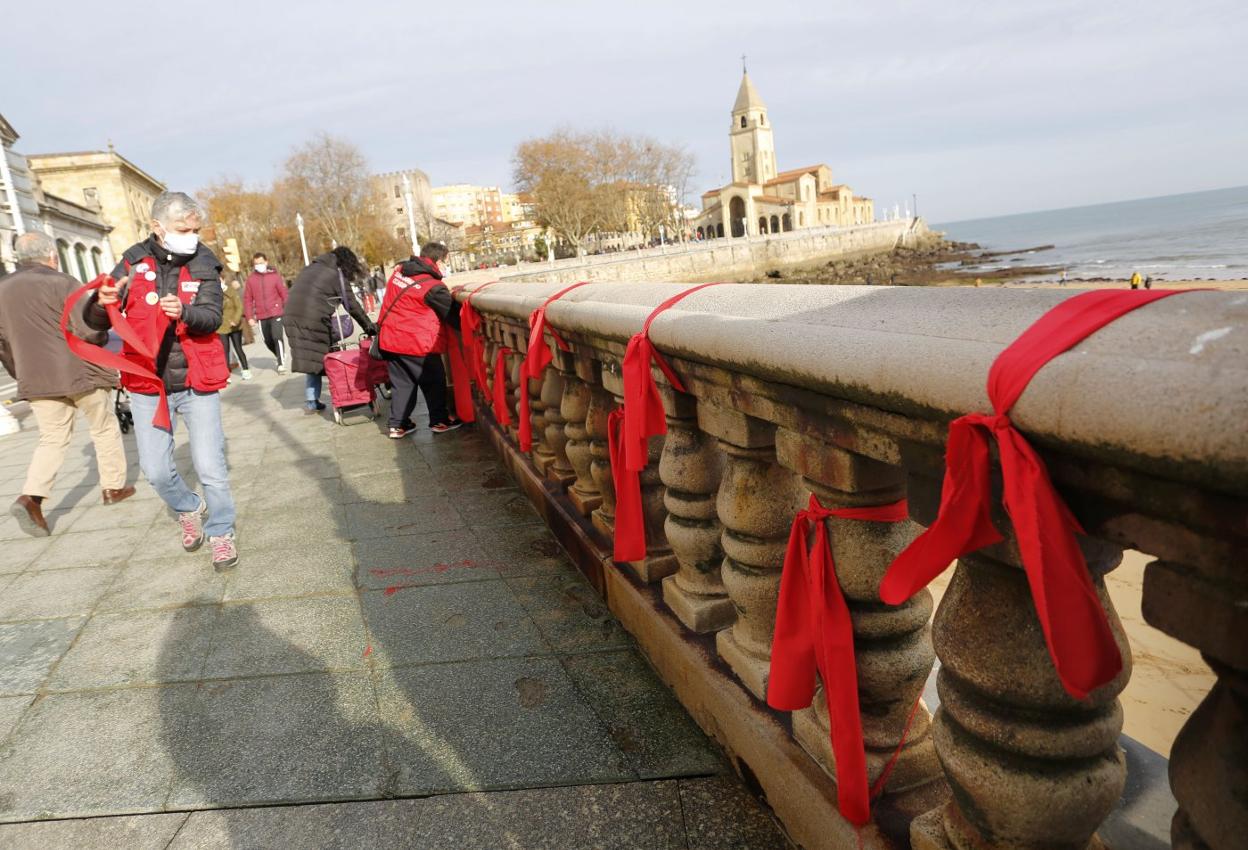 El Muro de San Lorenzo, con lazos rojos por el Día Mundial contra el Sida. 