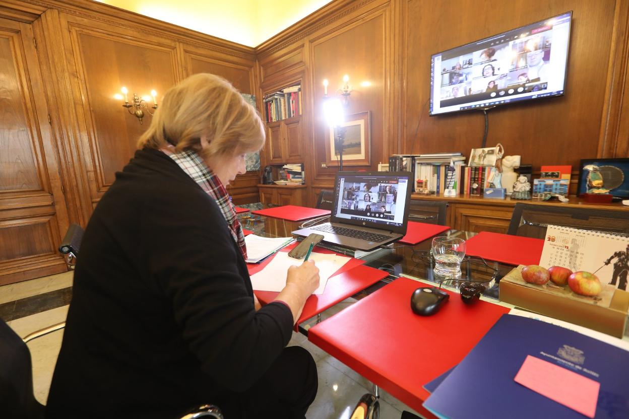La alcaldesa, en la reunión telemática 