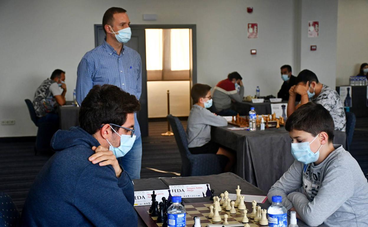 Diego Vergara, a la derecha, durante su duelo del martes frente a Aarón García