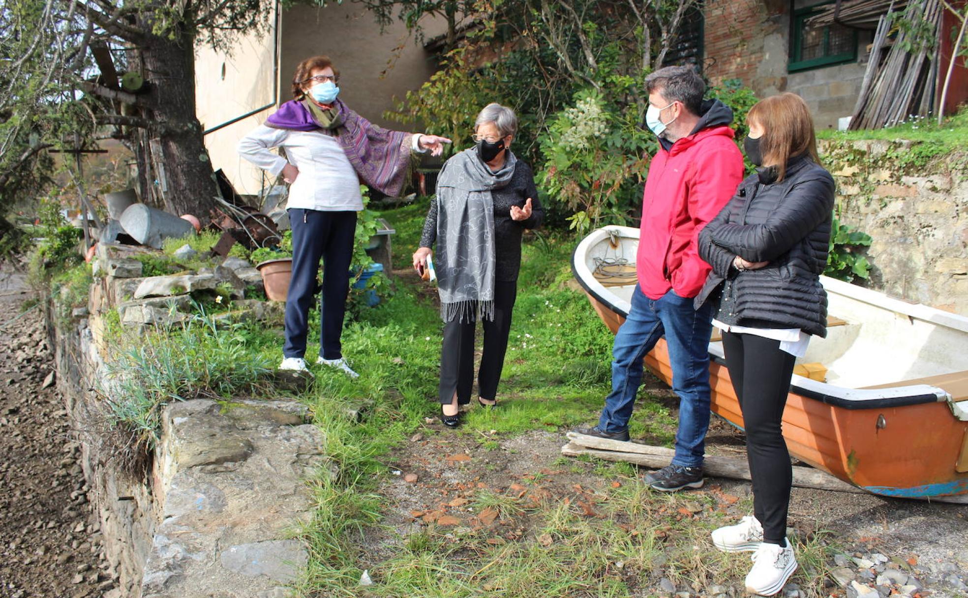 Paz Valdés, Paz Rodríguez, Saúl García y Rosa Pérez junto a la ría de Villaviciosa. 