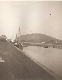 Imagen secundaria 2 - Construcción de la barcaza Nalón / Un grupo de carboneros / Un barco de carbón en El Puntal. 