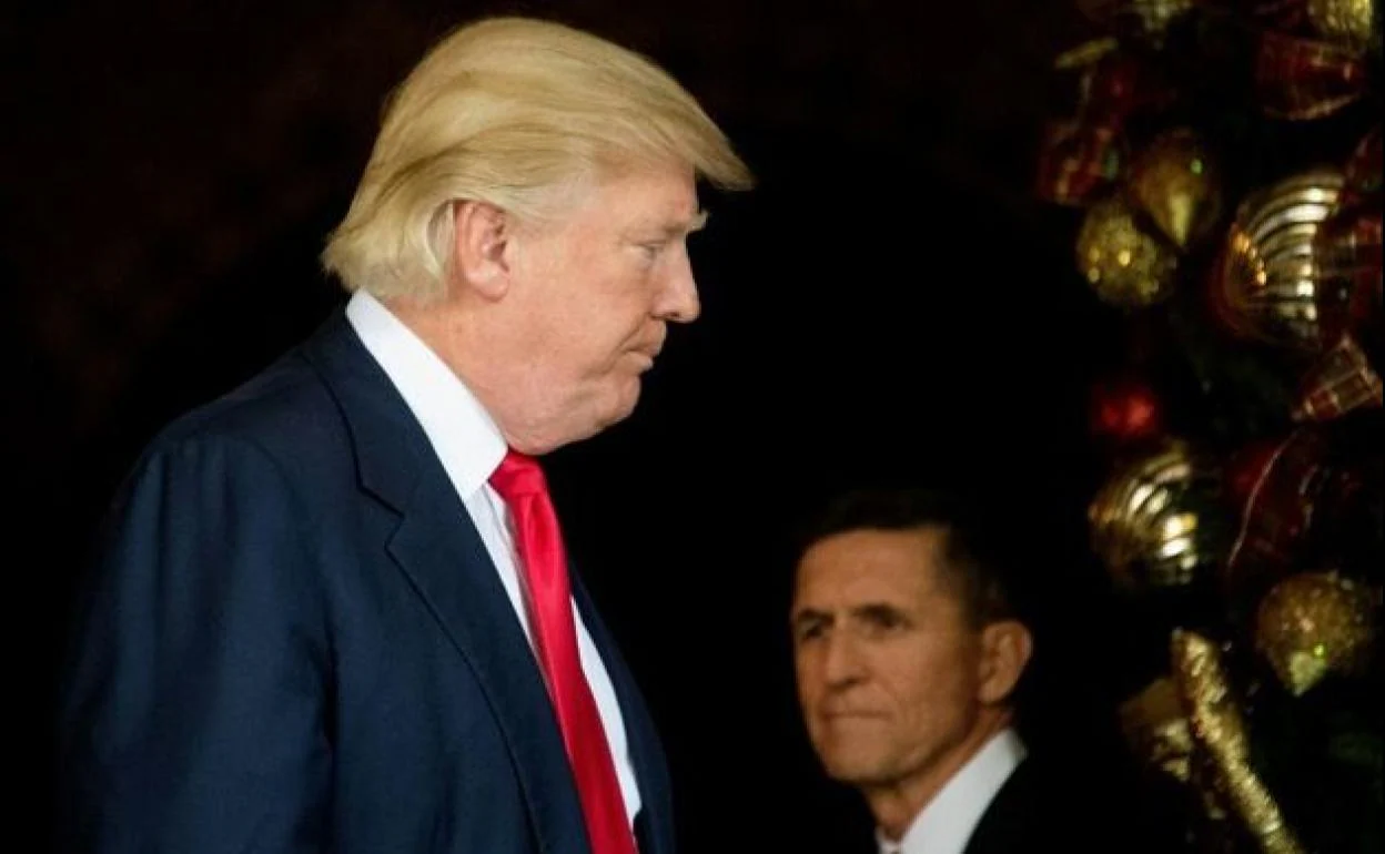 Trump y su exasesor de Seguridad Nacional Michael Flynn, a quien acaba de indultar. Se declaró culpable en 2017 de mentir al FBI sobre sus contactos rusos.