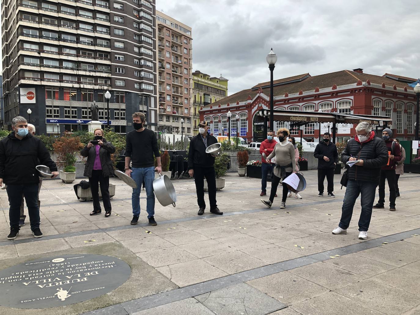Representantes de la plataforma Hostelería con Conciencia se han concentrado en el centro de Gijón para pedir a las administraciones central, autonómica y local que les ayuden a hacer frente a los costes que tienen que soportar