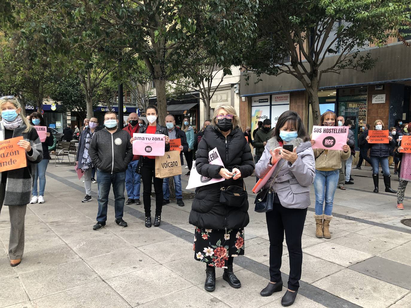 Representantes de la plataforma Hostelería con Conciencia se han concentrado en el centro de Gijón para pedir a las administraciones central, autonómica y local que les ayuden a hacer frente a los costes que tienen que soportar